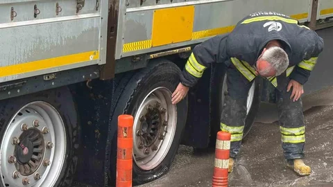 Lastiği Patlayan Tır Yangından Kurtarıldı