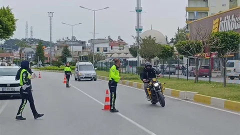Motosikletli Sürücü Polislerin Üzerine Sürdü