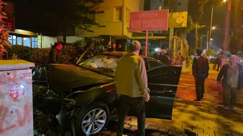 Antalya'da Lüks Araç Kazası