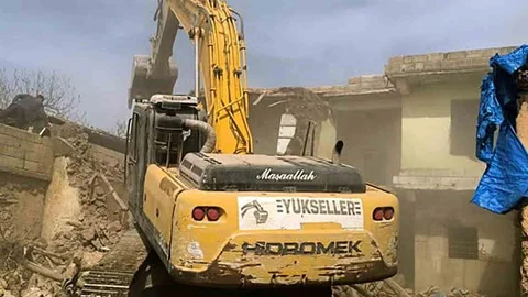 Araban'da Hasarlı Binaların Yıkımı Sürüyor