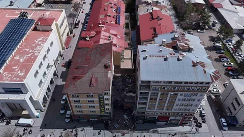 Sivas'ta Yıkım Sonrası Tehlike Devam Ediyor