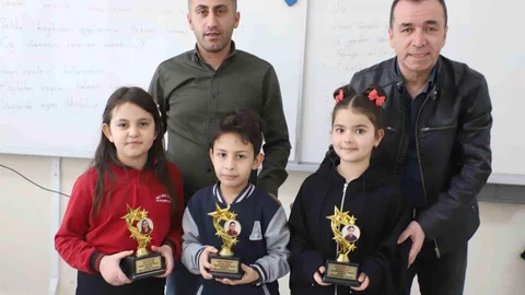 Hakkari'de Öğrenciler Başarıyı Kupa ile Taçlandırdı