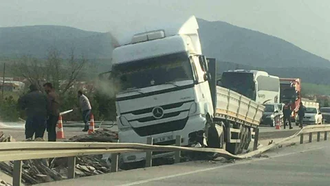 Afyonkarahisar'da Tır Kazası: 2 Yaralı