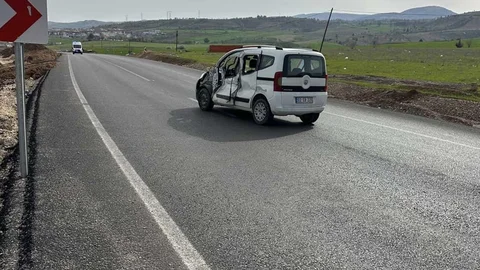 Kontrolden Çıkan Kamyonet Kaza Yaptı