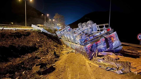 Bilecik'te Tır Devrildi, Sürücü Yaralandı