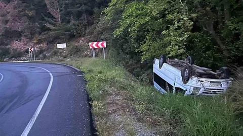 Antalya'da Minibüs Kazası: 2 Yaralı