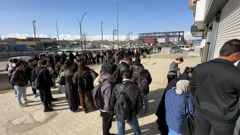 Yüksekova'da Kütüphane Önünde Uzun Kuyruklar