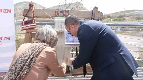 Kapadokya'da Turistlere Halı Dokuma Deneyimi