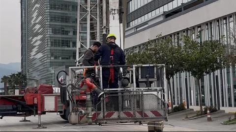 Bursa'da Asansörde Mahsur Kalan İşçiler Kurtarıldı