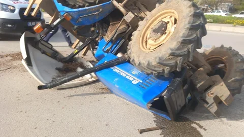 Çorum'da Traktör ve Ambulans Çarpıştı