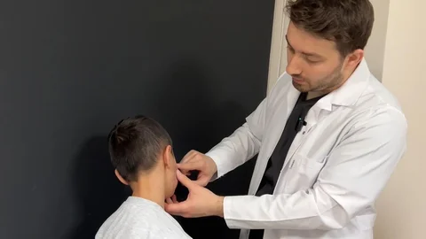 Malazgirt’te Çocuğa Mikrocerrahi Operasyon