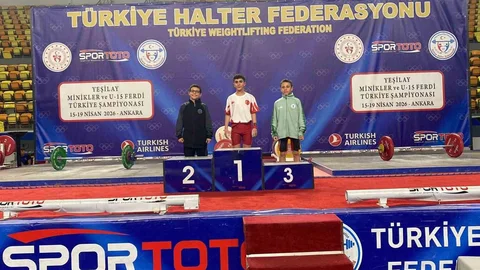 Ağrılı Öğrenci Halterde Şampiyon Oldu