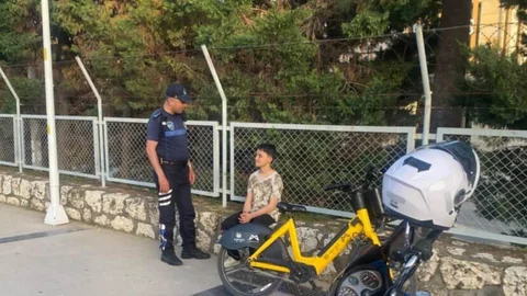 Mersin Büyükşehir Zabıta Ekiplerinden Sahilde Kaybolan Çocuğu Ailesine Kavuşturuldu!