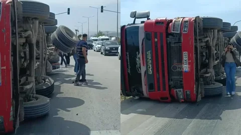 Silifke’de Hurda Yüklü TIR Kavşakta Devrildi!