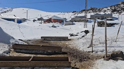 Kışkılı Mahallesi Nisan Ayında Karla Kaplı Kaldı