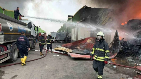Adana'da Geri Dönüşüm Fabrikasında Yangın