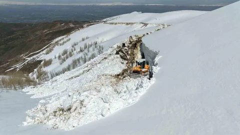Muş'ta 5 Metre Karla Mücadele Devam Ediyor