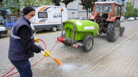 Efeler'de Yabani Ot Temizliği Yapılıyor
