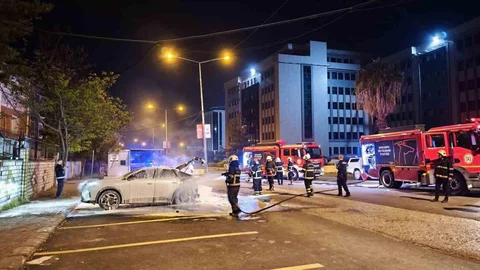 Park Halindeki Elektrikli Araçta Yangın