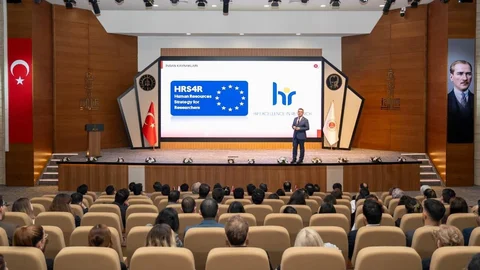 İzmir'de 'Bir Liderin İnşası' Konferansı Yapıldı