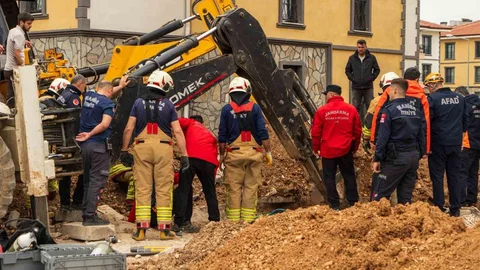 Manisa'da Göçük Altında Kalan İşçi Öldü