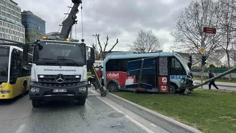 Beyoğlu'nda Minibüs ve Otomobil Çarpıştı