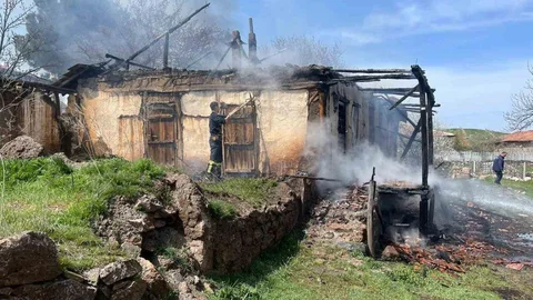 Çorum'da Metruk Ev Yangını