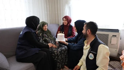 92 Yaşındaki Neriman Yiğit'e Sürpriz Doğum Günü