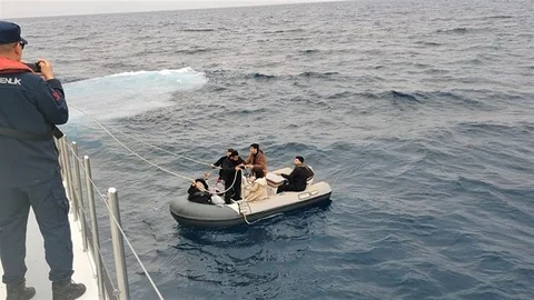 İzmir'de Yunanistan'dan Geri İtirilen Göçmenler Kurtarıldı