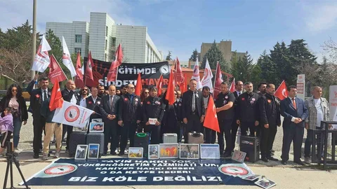 ÜNİPERSEN YÖK Önünde Eğitimde Şiddet İçin Çağrı Yaptı