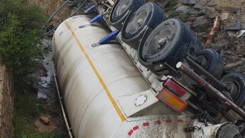 Silifke’de Çimento Tankeri Kanala Uçtu: Sürücü İtfaiye Ekiplerince Kurtarıldı