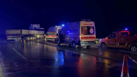 Tarsus'ta Kamyonet ve Tır Çarpıştı