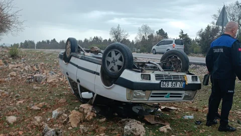 Konya'da Araziye Devrilen Otomobil