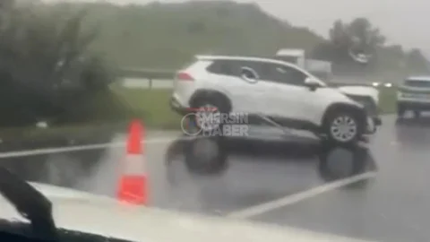 Mersin Otoyolunda Yağmur Kazası: Kontrolden Çıkan Araç Bariyerlere Çarptı!