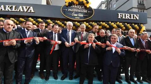 İsmail Türüt Erzurum'da Pastane Açılışında