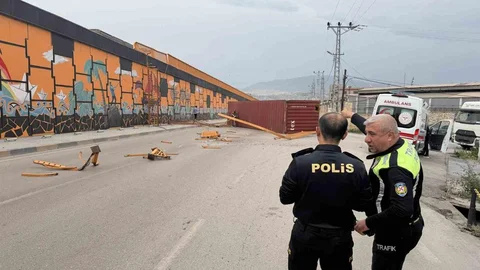 Hatay'da Fırtına Konteyneri Uçurdu