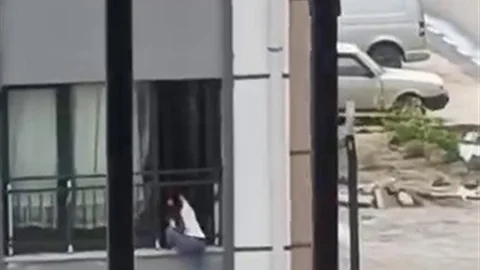 Hatay'da Camdan Dışarı Çıkan Çocuk