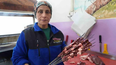 Gaziantep'in Kadın Ciğer Ustası Başarıyla Hizmet Veriyor