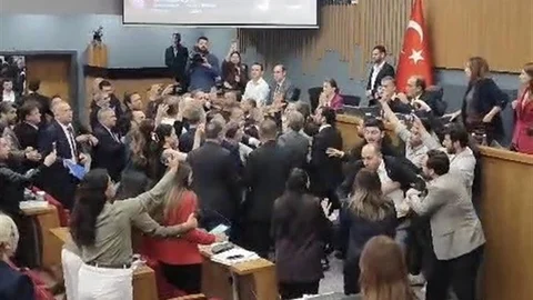 İzmir'de Meclis Toplantısında Arbede Yaşandı
