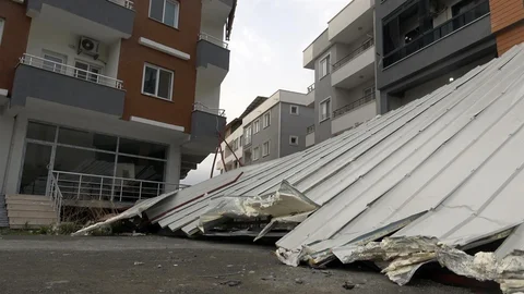Fırtına Çatıyı Uçurdu, Araçlara Zarar Verdi