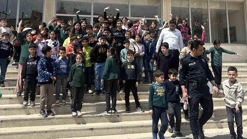 Nusaybin'de Polis Öğrencilere Destek Verdi