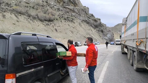 Hakkari'de Yolda Kalmışlara Yardım