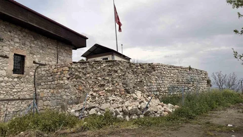 Tokat'ta Tarihi Kale Surlarında Çökme Oldu