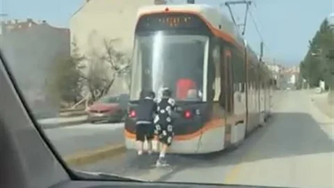 Eskişehir'de Patenli Çocuklar Tehlikeli Yolculuk Yaptı