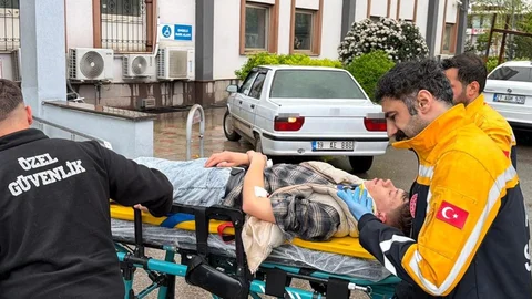 Adıyaman'da Elektrik Direğine Çarpan Araçta 3 Yaralı