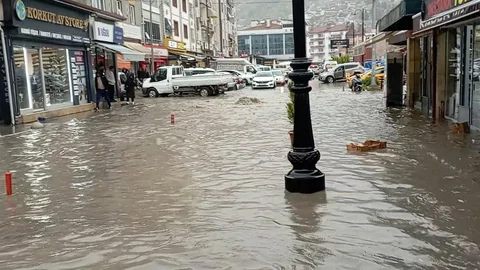 Tokat'ta Sağanak Yağış Sorun Yarattı