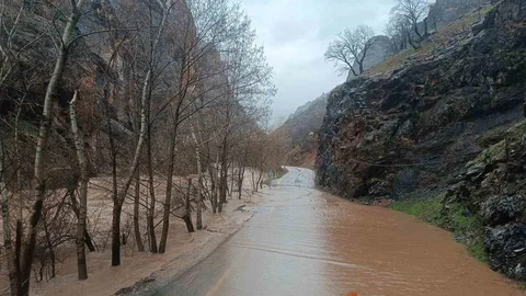 Munzur Nehri Taştı, Tunceli Ovacık Yolunda Ulaşım Kesildi
