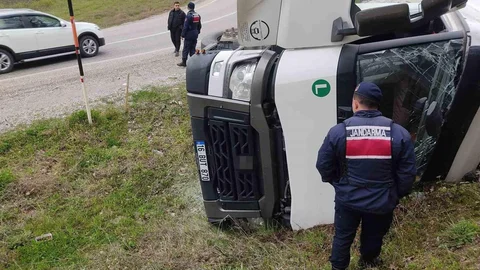 İnegöl'de Tır Devrildi, Sürücü Yaralandı