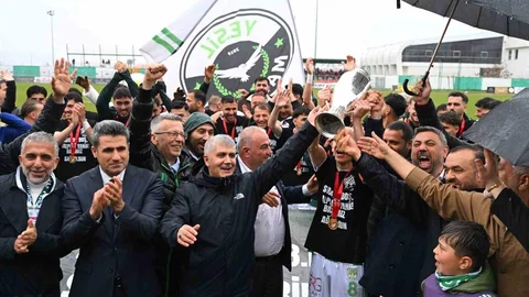 12 Bingölspor Kupasını Kaldırdı