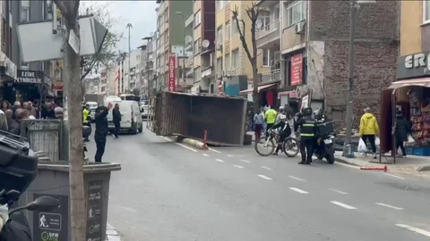 Kağıthane'de Kamyon Devrildi